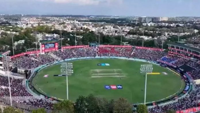 Floodlight malfunction leads to a 30-minute delay in the KKR Chase vs PBKS