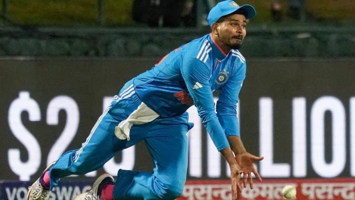 Gavaskar and Harbhajan query Shreyas Iyer's fresh injury, saying it's either terrible luck or you're setting up Rahul