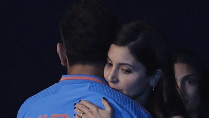 Anushka Sharma Gives Heartbroken Virat Kohli a Hug Following Loss in the World Cup Final; Photo Goes Viral