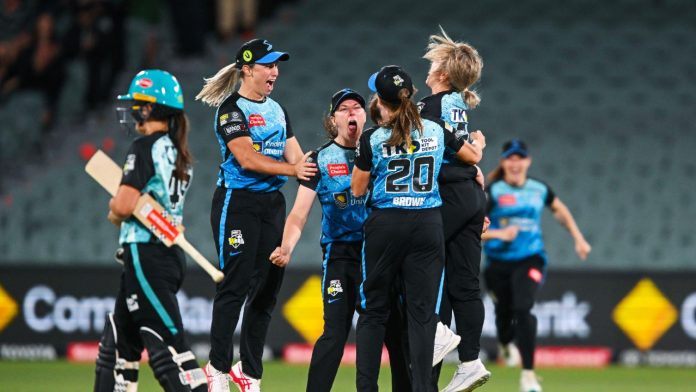 Adelaide Strikers win by three runs against Brisbane Heat to retain their title